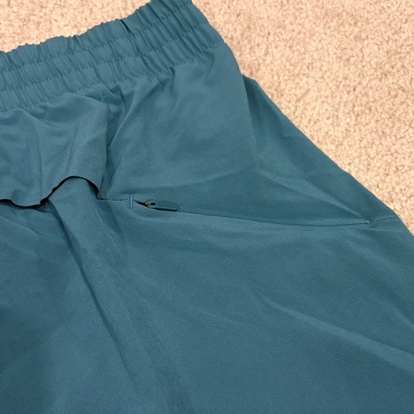 Athleta Mesh Racer Run 2.5” Short - Picture 3 of 11